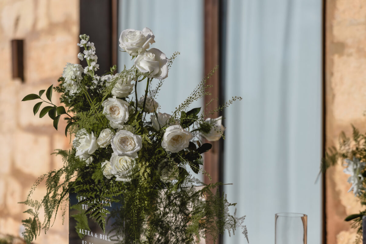 Seating Plan de columanas espejo con composición de flores blancas y verdes en Son Mesquida Nou, Mallorca