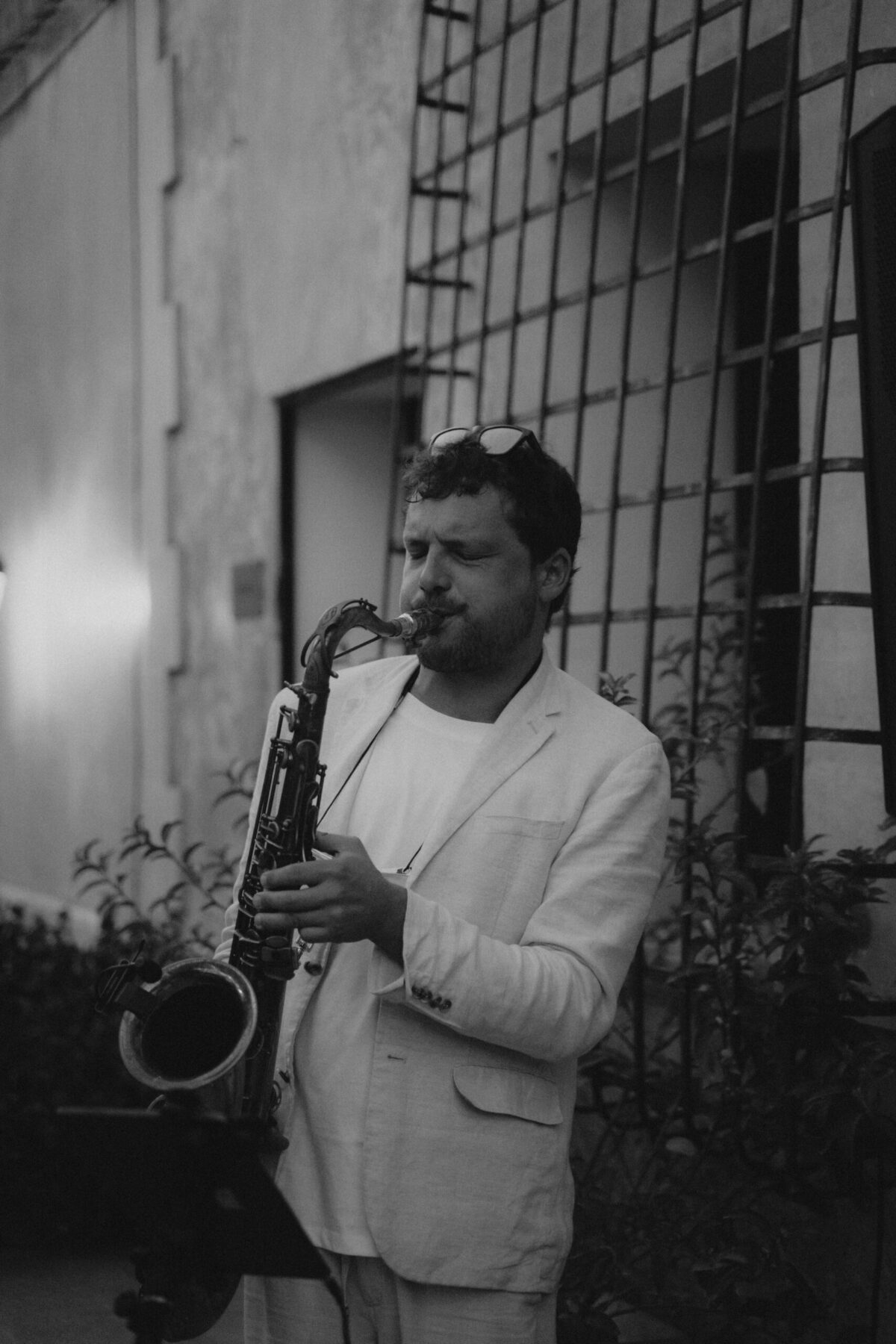 Manu Blaser playing the sax at a wedding in Finca Virrey in Mallorca